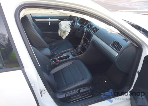 2019 Volkswagen Passat 2.0T Wolfsburg Edition z USA, uszkodzony, nr VIN 1VWLA7A39KC011301